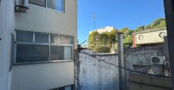 Amplio departamento de tres ambientes en venta con cochera y baulera. Excelente ubicación