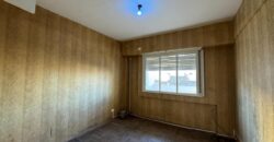 Amplio departamento de tres ambientes en venta con cochera y baulera. Excelente ubicación