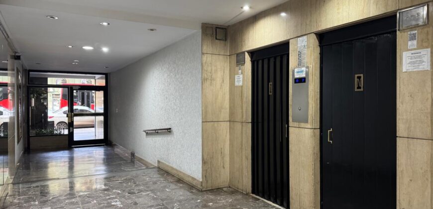 Amplio departamento de tres ambientes en venta con cochera y baulera. Excelente ubicación