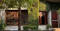 Casa en venta de 3 ambientes con entrada de auto y hermoso jardín sobre Av. Argentina al 5300