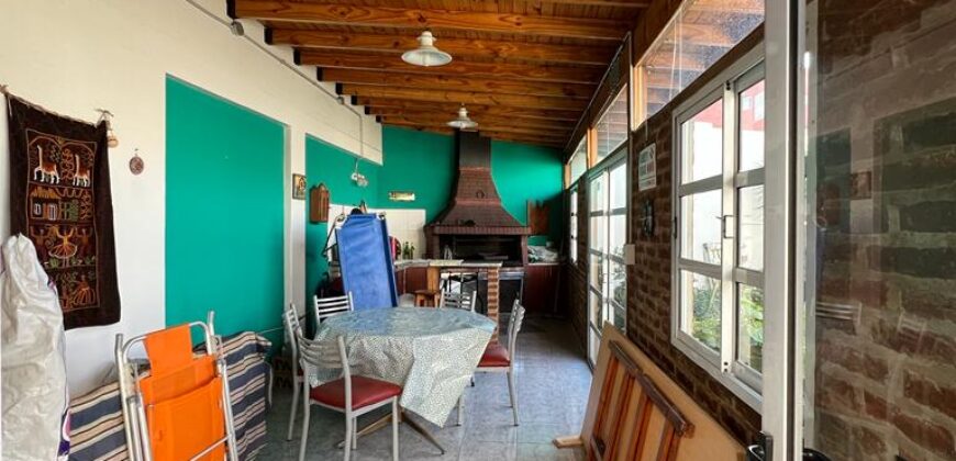 Hermosa casa de cinco ambientes sobre Martiniano Leguizamón al 3900 *Impecable, digna de ver*
