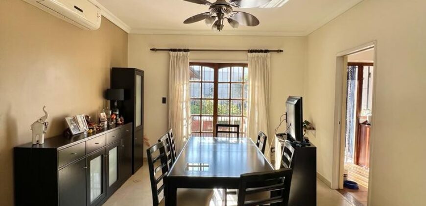 Hermosa casa de cinco ambientes sobre Martiniano Leguizamón al 3900 *Impecable, digna de ver*