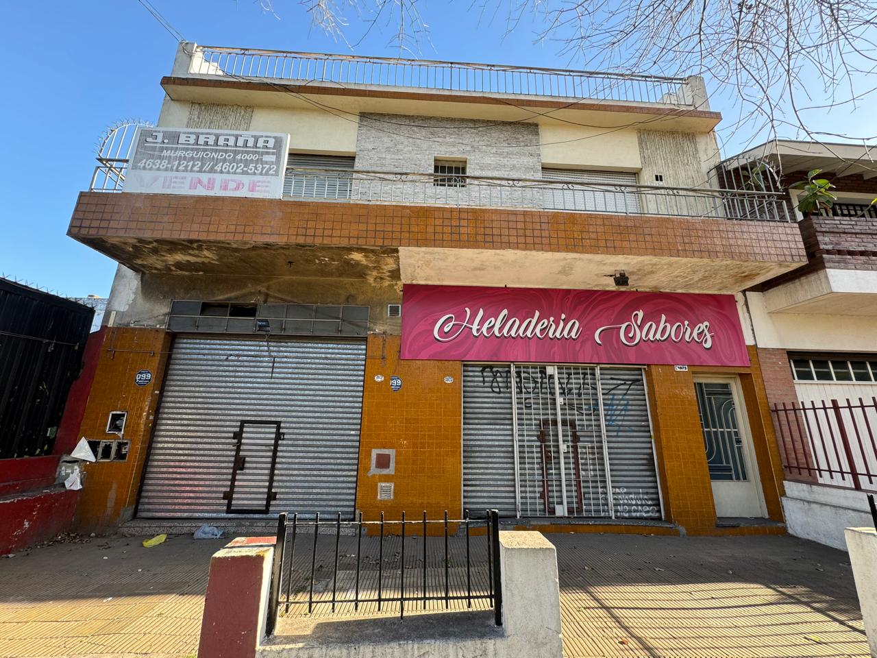 Casa en venta sobre Murguiondo al 3900, con dos locales y departamento de tres ambientes