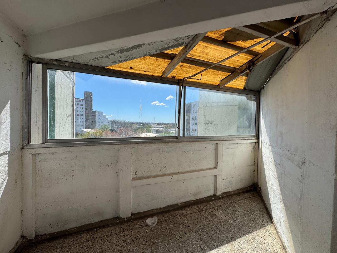 Bº Piedrabuena, Tres ambientes en venta. Escalera 10 A