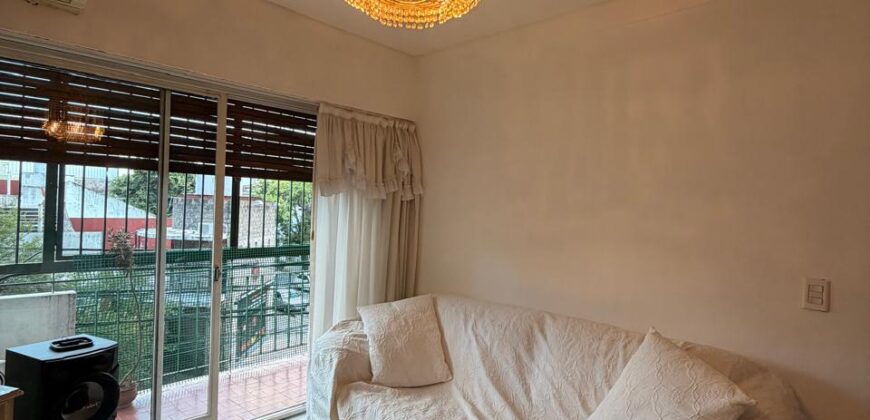 Cuatro ambientes con balcón al frente en venta en Paternal