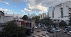 Cuatro ambientes con balcón al frente en venta en Paternal