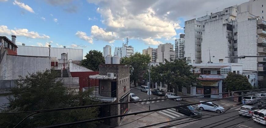 Cuatro ambientes con balcón al frente en venta en Paternal