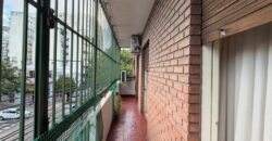 Cuatro ambientes con balcón al frente en venta en Paternal