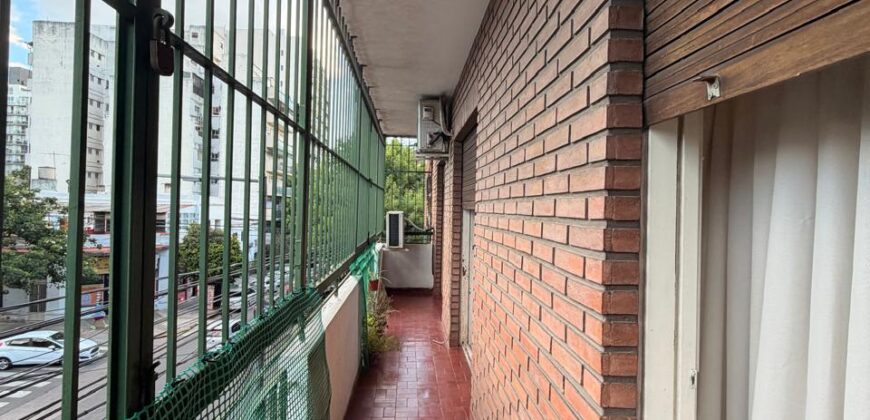 Cuatro ambientes con balcón al frente en venta en Paternal