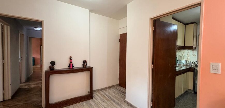 Cuatro ambientes con balcón al frente en venta en Paternal