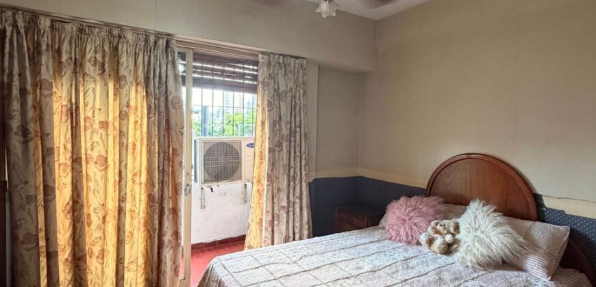 Cuatro ambientes con balcón al frente en venta en Paternal