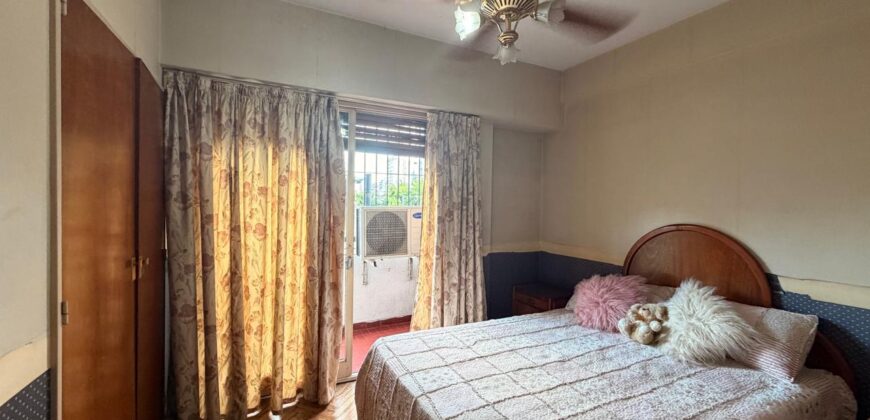 Cuatro ambientes con balcón al frente en venta en Paternal