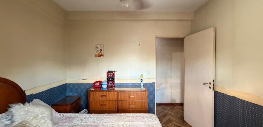 Cuatro ambientes con balcón al frente en venta en Paternal