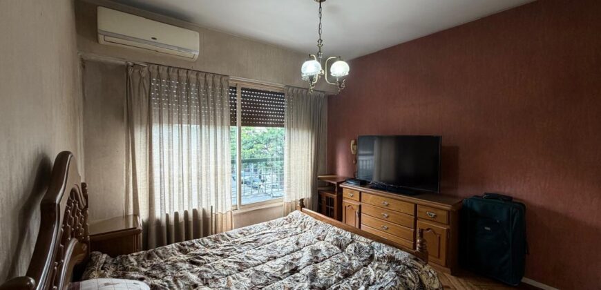 Cuatro ambientes con balcón al frente en venta en Paternal