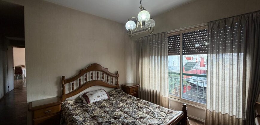 Cuatro ambientes con balcón al frente en venta en Paternal