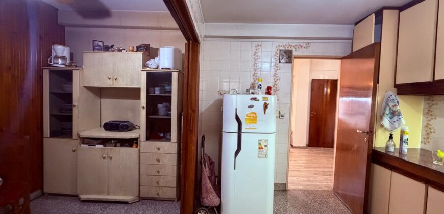 Cuatro ambientes con balcón al frente en venta en Paternal