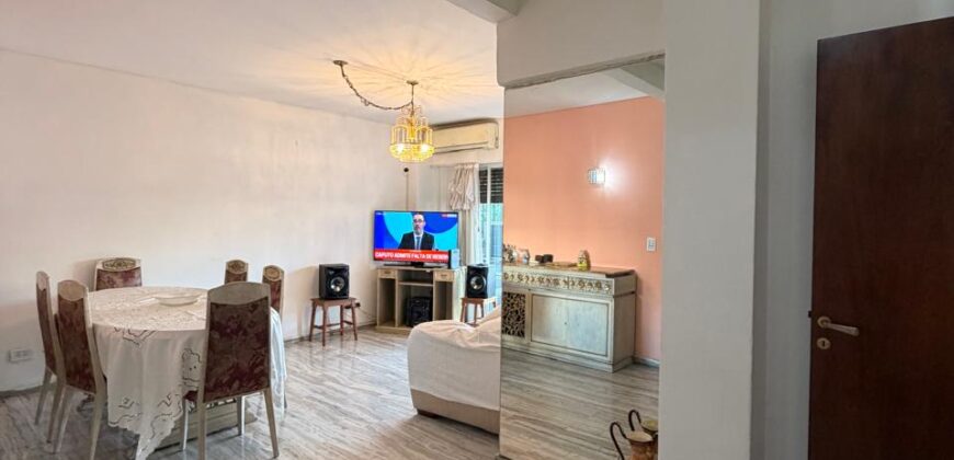 Cuatro ambientes con balcón al frente en venta en Paternal