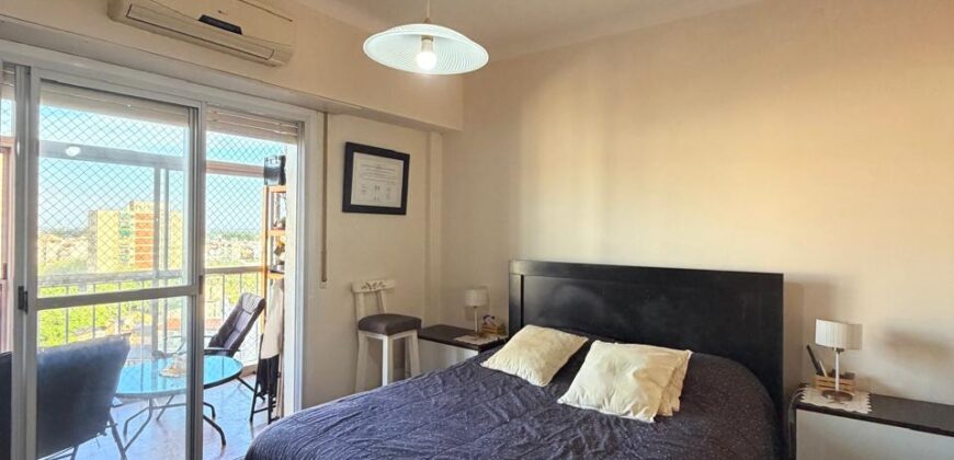 Semipiso en venta en Barrio General Paz con balcón y cochera!