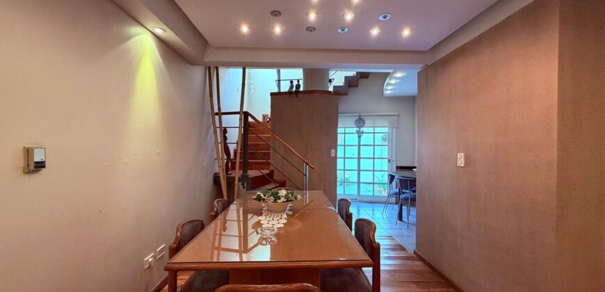 DUPLEX en Venta en Tres Plantas con Pileta, Cochera y Patio