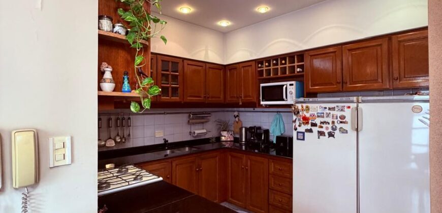 DUPLEX en Venta en Tres Plantas con Pileta, Cochera y Patio