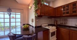 DUPLEX en Venta en Tres Plantas con Pileta, Cochera y Patio