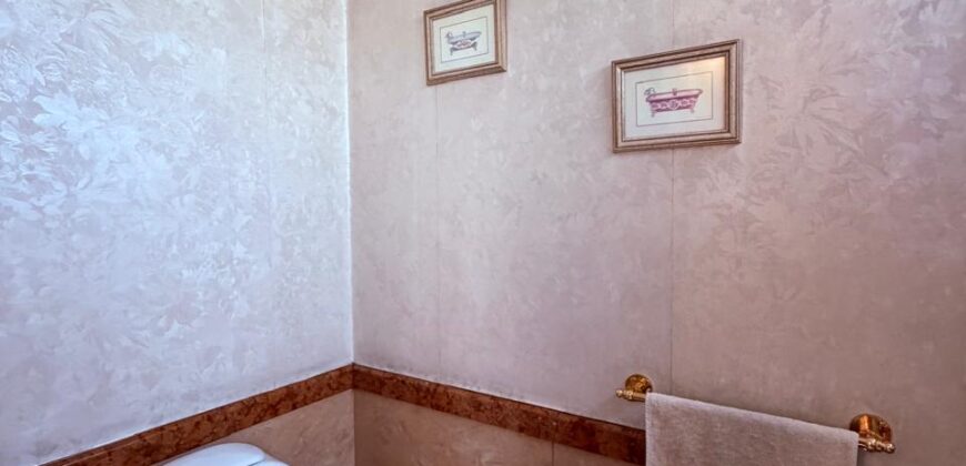 DUPLEX en Venta en Tres Plantas con Pileta, Cochera y Patio