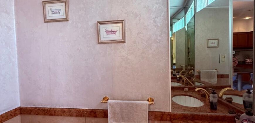 DUPLEX en Venta en Tres Plantas con Pileta, Cochera y Patio