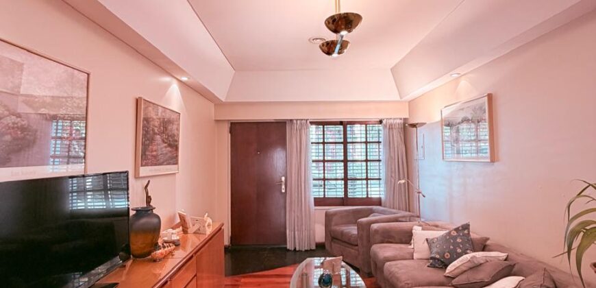 DUPLEX en Venta en Tres Plantas con Pileta, Cochera y Patio