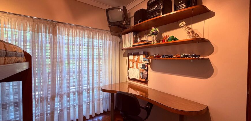 DUPLEX en Venta en Tres Plantas con Pileta, Cochera y Patio