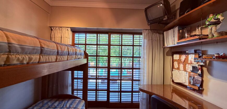 DUPLEX en Venta en Tres Plantas con Pileta, Cochera y Patio