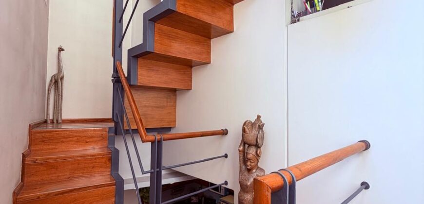 DUPLEX en Venta en Tres Plantas con Pileta, Cochera y Patio