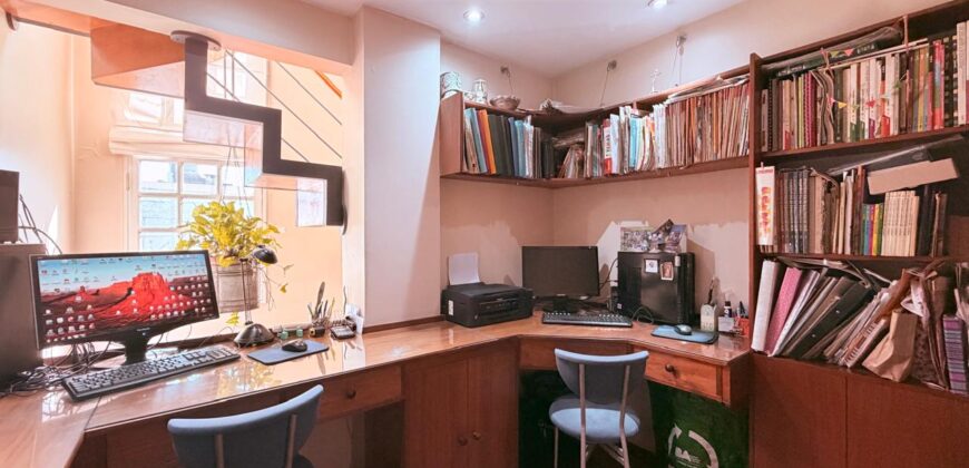 DUPLEX en Venta en Tres Plantas con Pileta, Cochera y Patio