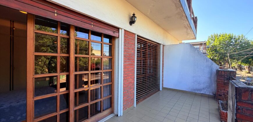 DUPLEX en Venta en Tres Plantas con Pileta, Cochera y Patio
