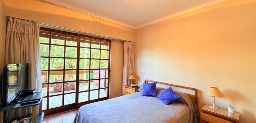 DUPLEX en Venta en Tres Plantas con Pileta, Cochera y Patio