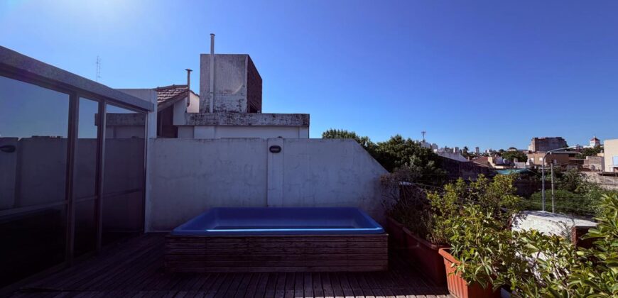 DUPLEX en Venta en Tres Plantas con Pileta, Cochera y Patio