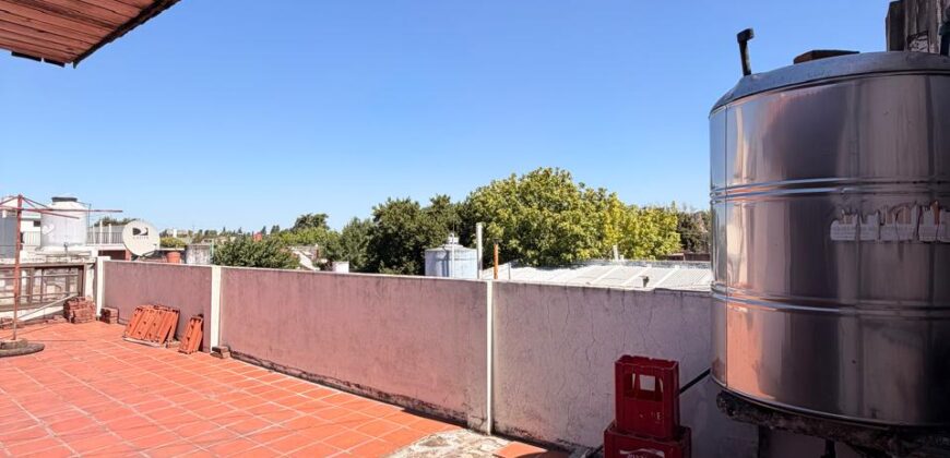 PH en Venta de Seis Ambientes en Villa Lugano con Terraza y Balcón