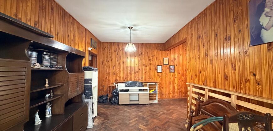 TRES AMBIENTES CON BALCON Y DOS BAÑOS EN VENTA EN BARRIO PIEDRABUENA CENTRO COMERCIAL