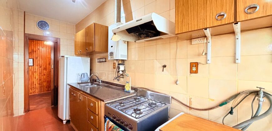 TRES AMBIENTES CON BALCON Y DOS BAÑOS EN VENTA EN BARRIO PIEDRABUENA CENTRO COMERCIAL