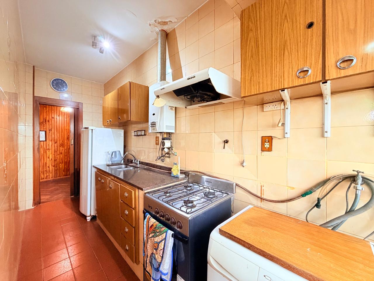 TRES AMBIENTES CON BALCON Y DOS BAÑOS EN VENTA EN BARRIO PIEDRABUENA CENTRO COMERCIAL