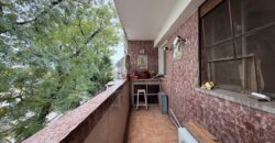 TRES AMBIENTES CON BALCON Y DOS BAÑOS EN VENTA EN BARRIO PIEDRABUENA CENTRO COMERCIAL