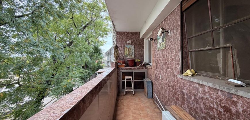 TRES AMBIENTES CON BALCON Y DOS BAÑOS EN VENTA EN BARRIO PIEDRABUENA CENTRO COMERCIAL