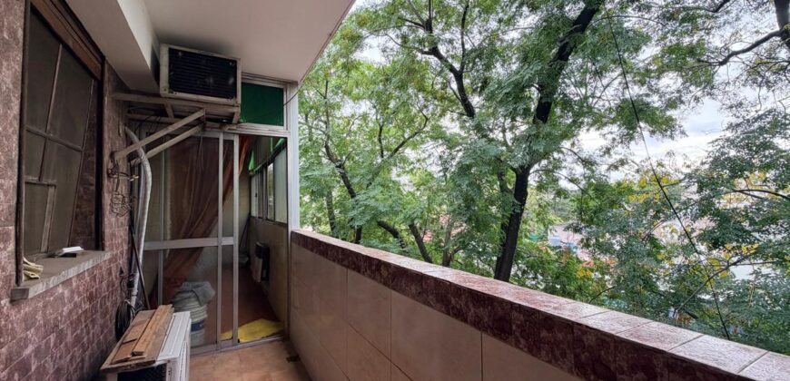TRES AMBIENTES CON BALCON Y DOS BAÑOS EN VENTA EN BARRIO PIEDRABUENA CENTRO COMERCIAL