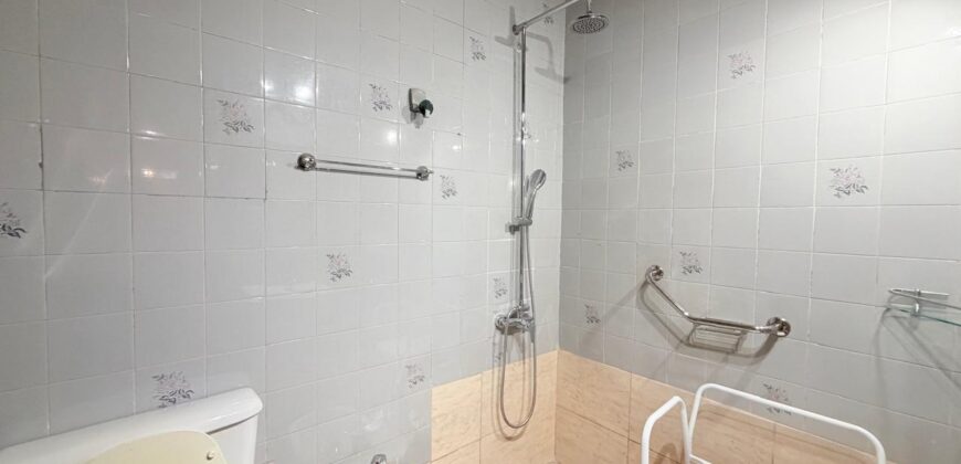 TRES AMBIENTES CON BALCON Y DOS BAÑOS EN VENTA EN BARRIO PIEDRABUENA CENTRO COMERCIAL