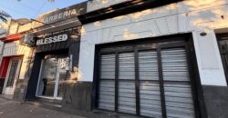 CASA CON DOS LOCALES Y DOS DEPARTAMENTOS EN VENTA EN PARQUE AVELLANEDA