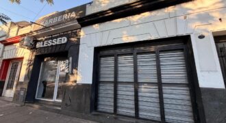 CASA CON DOS LOCALES Y DOS DEPARTAMENTOS EN VENTA EN PARQUE AVELLANEDA