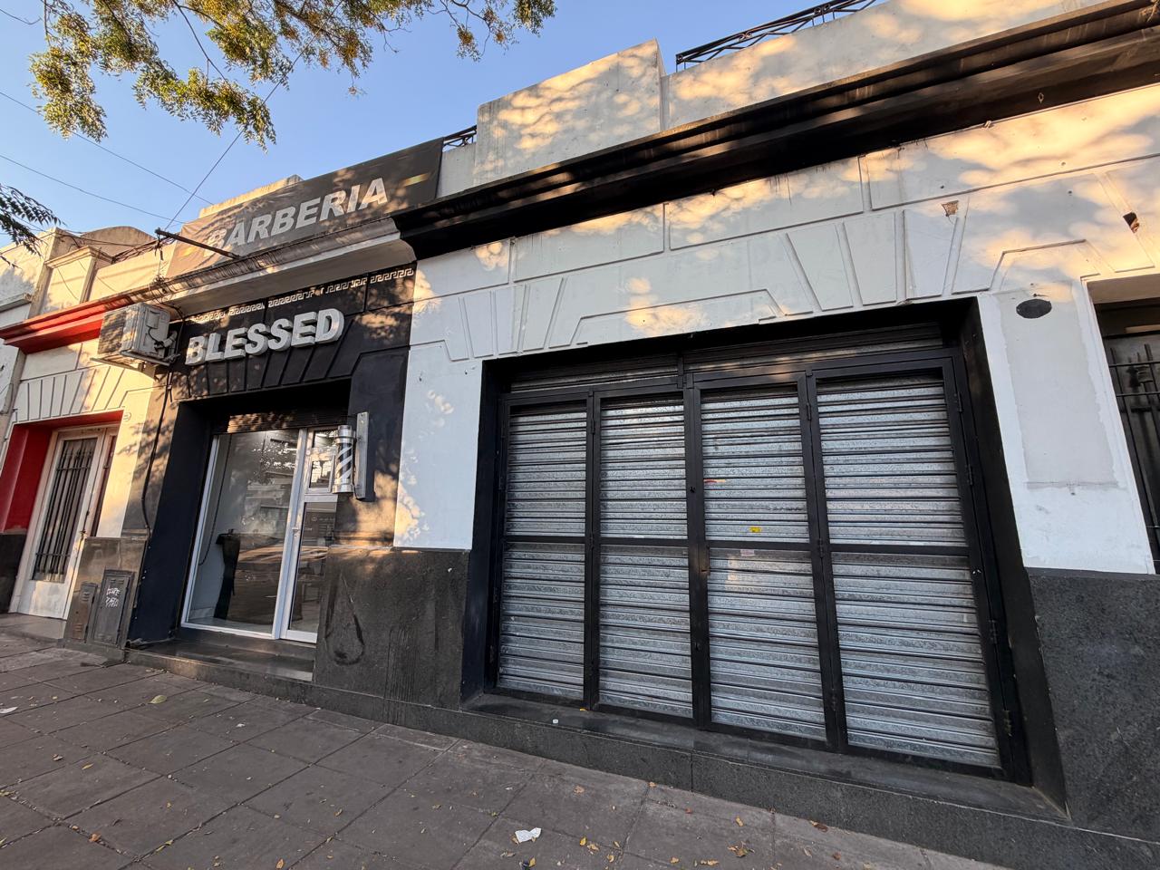 CASA CON DOS LOCALES Y DOS DEPARTAMENTOS EN VENTA EN PARQUE AVELLANEDA