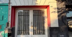 CASA CON DOS LOCALES Y DOS DEPARTAMENTOS EN VENTA EN PARQUE AVELLANEDA