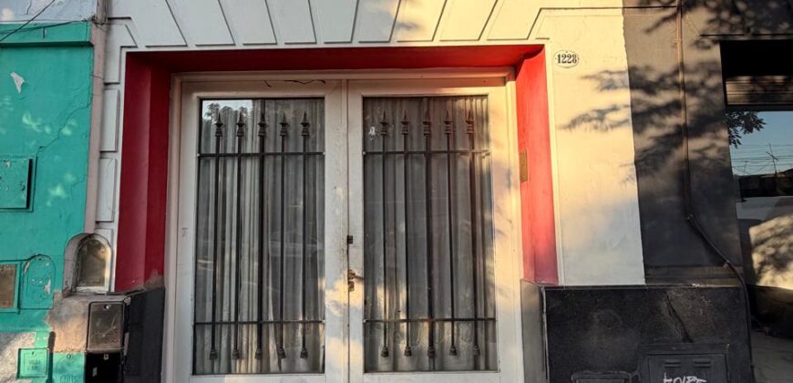 CASA CON DOS LOCALES Y DOS DEPARTAMENTOS EN VENTA EN PARQUE AVELLANEDA