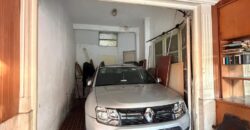 CASA CON DOS LOCALES Y DOS DEPARTAMENTOS EN VENTA EN PARQUE AVELLANEDA