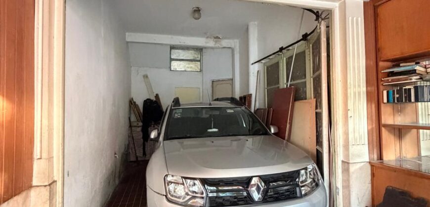 CASA CON DOS LOCALES Y DOS DEPARTAMENTOS EN VENTA EN PARQUE AVELLANEDA